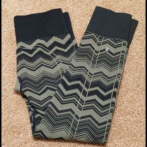 Lululemon Ebb To Street Pant Green Chevron Size 6 - Picture 2 of 6